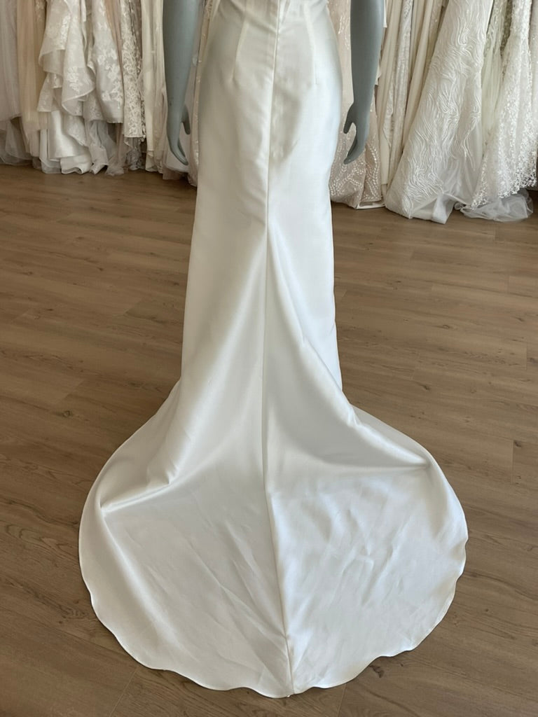 Flora Bridal - Yvonne w/ Cape (8)