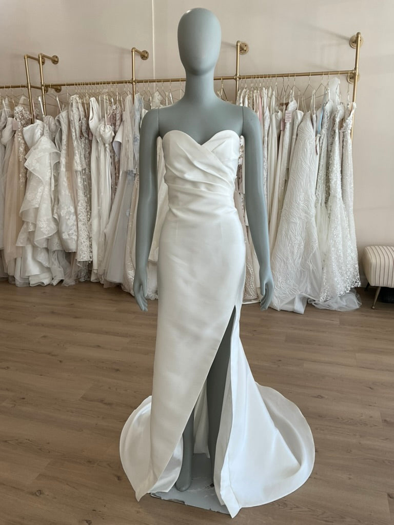 Flora Bridal - Yvonne w/ Cape (8)